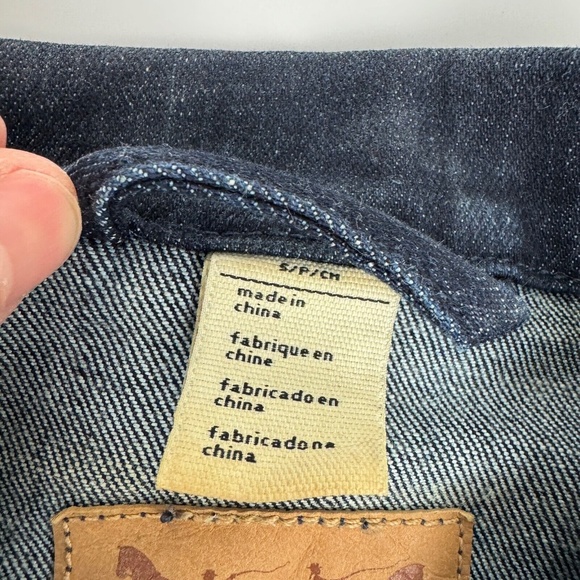 Levis Womens Size S Jean Jacket Blue Denim Button Dark Wash Stretch - Picture 2 of 6